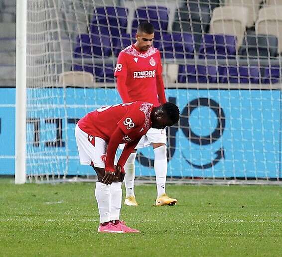 בואטנג ושלמה עם הראש באדמה, אמש // צילום: אלן שיבר