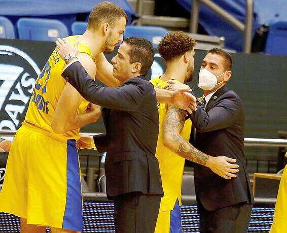 יאניס ספרופולוס נותן את ברכת הדרך // צילום: אלן שיבר