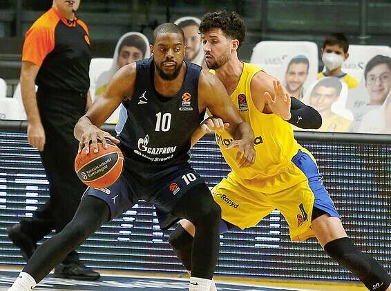 קלויארו מנסה לעשות הגנה // צילום: אלן שיבר