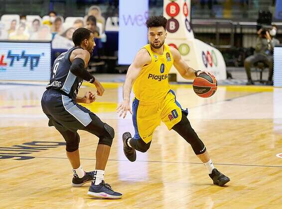 בראיננט מארגן התקפה // צילום: אלן שיבר