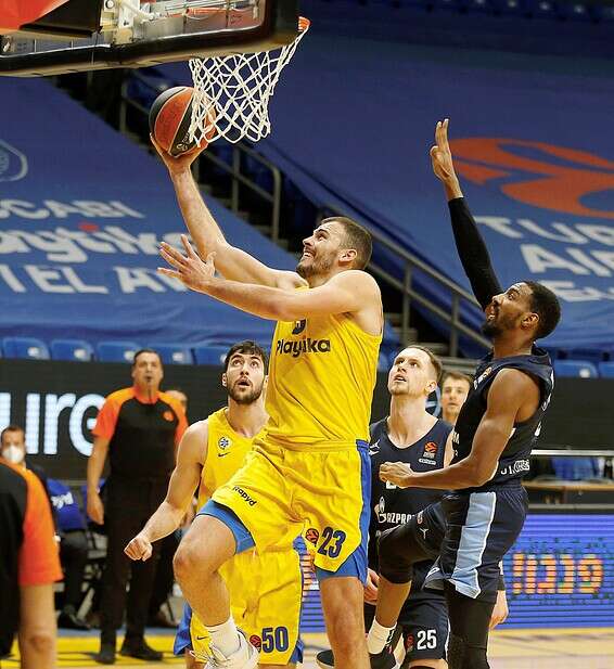 ז'יז'יץ' מרחף באוויר // צילום: אלן שיבר