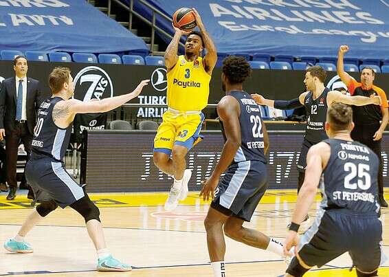 כריס ג'ונס מרחף בהיכל // צילום: אלן שיבר