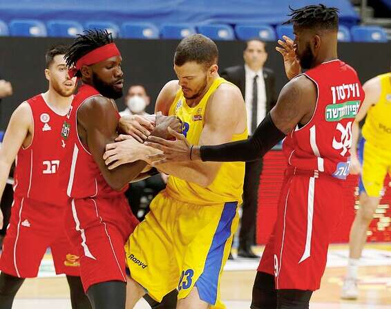 אנטה ז'יז'יץ' מנסה לחלץ כדור, הערב בהיכל // צילום: אלן שיבר