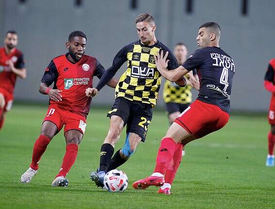 חטאב מנסה לעצור את עדי, הערב בנתניה // צילום: אלן שיבר