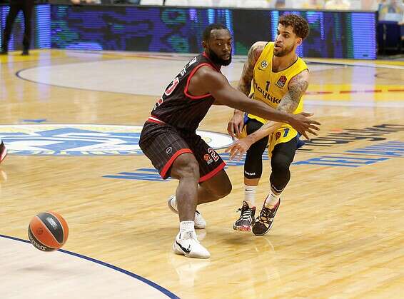 מול אוליפיאקוס בשלישי האחרון. ההגנות יודעות למה לצפות // צילום: אלן שיבר