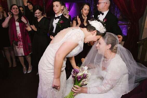 לינה טפנאק, משמאל, ורעייתה סנדי עבדו עם הרבּה שרה מולהרן כדי ליצור טקס שהעניק תחושה דומה לחתונה אורתודוקסית // צילום: גולנארה סמילובה