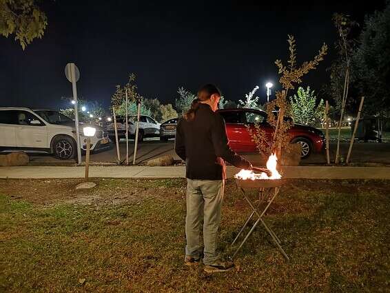 יתרון: ניתן להדליק מנגל בחצר הבקתה