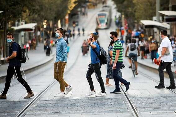 ומה עם כספי משלם המסים? אזרחים מסתובבים בירושלים, אתמול // צילום: אורן בן חקון