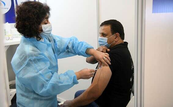 מתחסנים במתחם בכיכר רבין // צילום: יוסי זליגר   