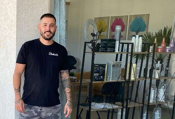 ניב שקד מחוץ למספרה // צילום: אגם ידה