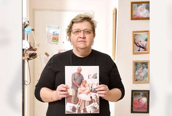 "נשארתי עם תחושה שהוא היה יכול להחזיק מעמד". סבטלנה פרידמן עם תמונת בעלה משה ז"ל //צילום: אנצ'ו גוש  ג'יני