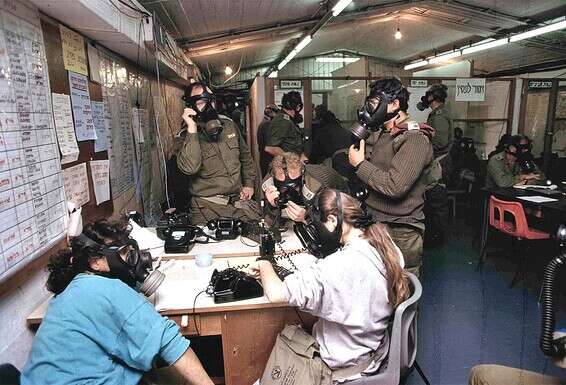 עם מסיכות בחמ"ל: נפת יפו בזמן אזעקה באדיבות ארכיון צה"ל במשרד הביטחון. // צלמים: אסף טופז, מיכאל צרפתי, נועם וינד