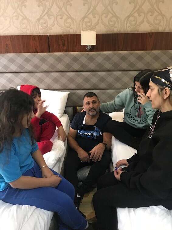 יצחק חזרתי יושב שבעה על אביו במלון בטורקיה 