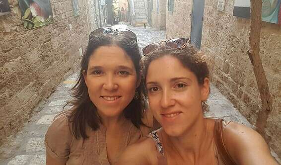 "ידעתי שהיו ביניהם מריבות". מיכל סלה (מימין) ואחותה, לילי בן עמי // צילום: מתוך הפייסבוק של לילי בן עמי
