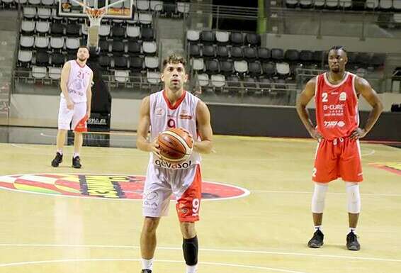 על המגרש (עם הכדור), במדי גלבוע/גליל. "אין לי חלומות מיוחדים או רחוקים, מה שמעניין אותי זה להתקדם עכשיו לאט־לאט" // צילום: ברוך אולשק