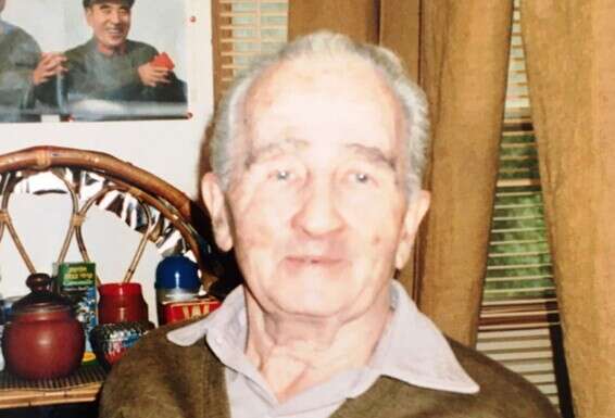 כיסה את הקירות בתמונות של אנשים שהעריץ. בקרוואן במגדל, כנראה תמונתו האחרונה // צילום: בטין אמיר מרגלית