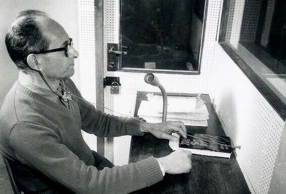 מדבר עם סנגורו הגרמני, עו"ד רוברט סרווציוס, דרך מחיצת זכוכית במחנה אייר // צילום: באגיבות משטרת ישראל