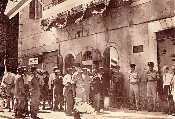 טקס קביעת לוח הזיכרון בבית שטרן, 1950 // צילום באדיבות ניצה וולפנזון, חיפה