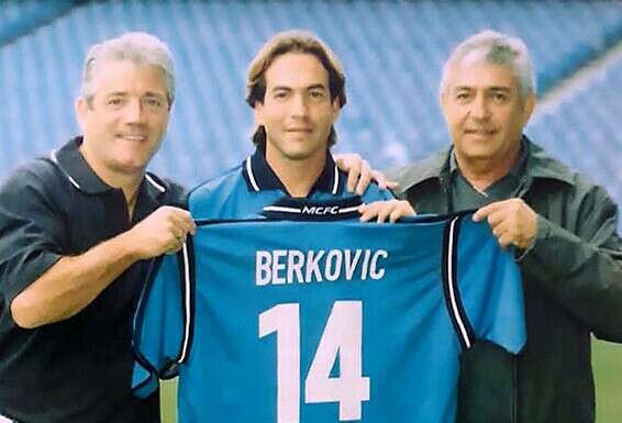 זאב עם אייל והכדורגלן הבריטי האגדי קווין קיגן (משמאל), בשנות האלפיים // צילום: באדיבות זאב ברקוביץ'