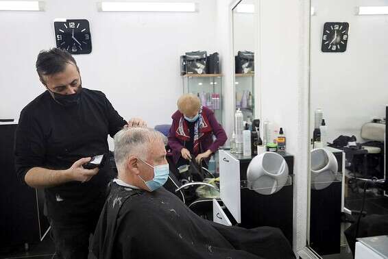 מספרה בתל אביב לפני תחילת הסגר השלישי, בדצמבר // צילום: גדעון מרקוביץ'