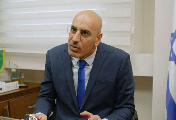 בדמות הפוליטיקאי ב"מותק בול באמצע". "בלי ספק, בסדרה יש סצנות מטורפות, שבהן אתה מבין מי המושך בחוטים" // צילום: בנימין נמרוד חירם