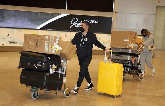 נוסעים ששבו ארצה // צילום: גדעון מרקוביץ'