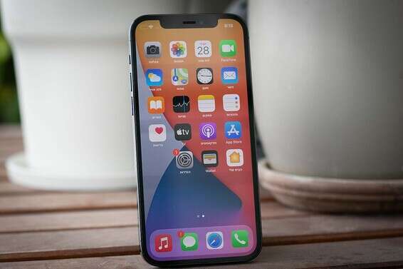 אייפון 12 פרו // צילום: ינון בן שושן