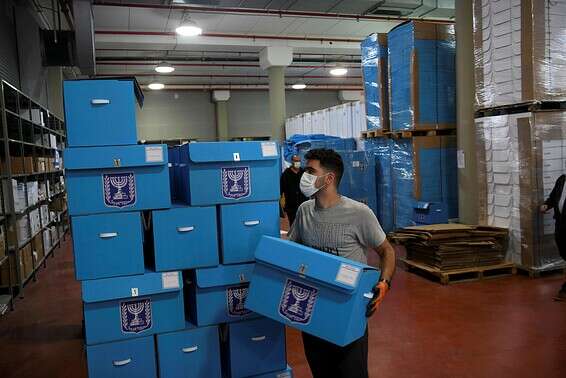 הכנות לבחירות במרכז הלוגיסטי של ועדת הבחירות, בחודש שעבר // צילום: יוסי זליגר