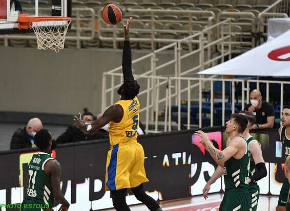 האנטר מחפש את הסל // באדיבות פנאתינייקוס