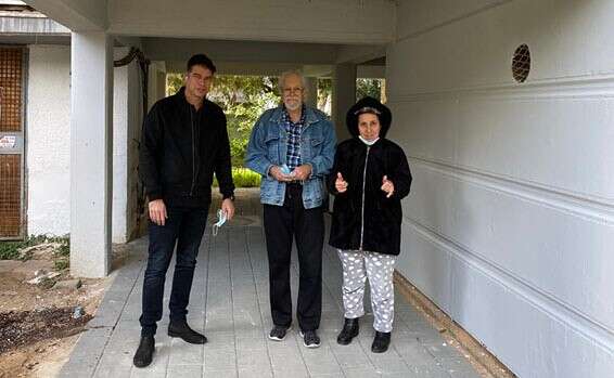 רן מלאך ודיירים באזור // צילום: בוני התיכון