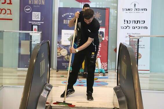 מעט גברים מנקים את הבית // צילום: יהונתן שאול