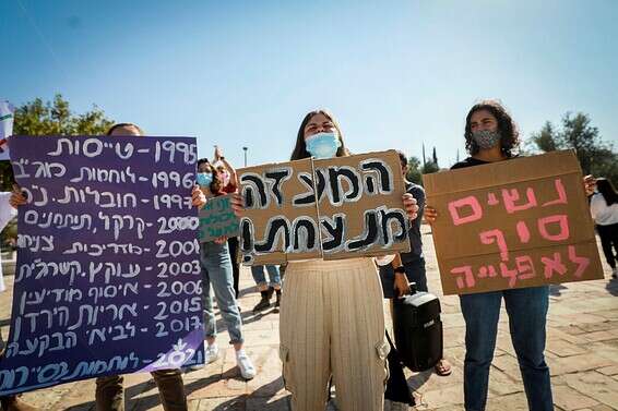 הפגנת העותרות לבג"ץ על שירות נשים כלוחמות בצה"ל, לפני כשבועיים // צילום: אורן בן חקון