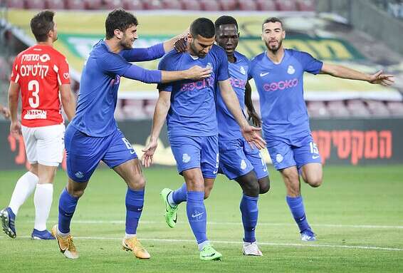 רועי גורדנה חוגג את היתרון של ב"ש, הערב בטרנר // צילום: דני מרון