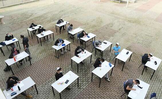 תלמידים בזמן מתכונת בישיבת בני עקיבא הראל שבחולון, בחודש שעבר