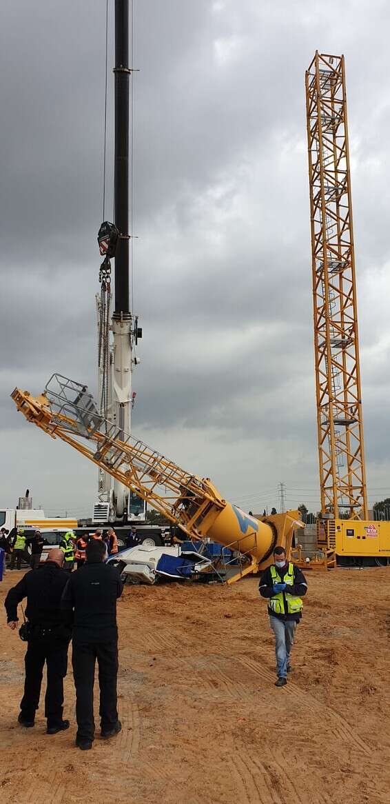 המנוף שקרס // צילום: דוברות המשטרה