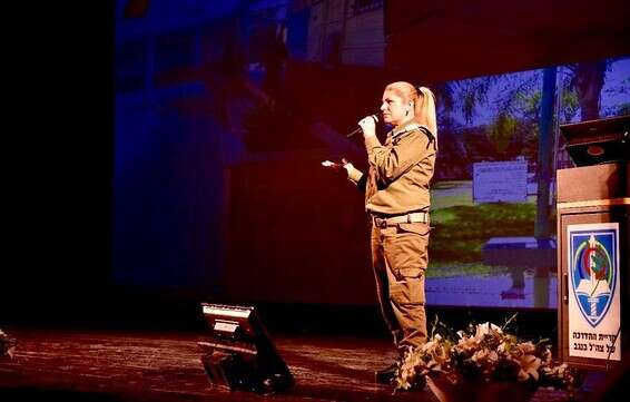 אלמוג מרצה בפני חיילות // צילום: דובר צה"ל