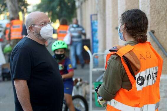 חיילת בפיקוד העורף במסע הסברה להורדת התחלואה, בחיפה, שלשום // צילום: הרצל שפירא