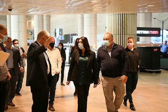 שרת התחבורה מירי רגב עם שמואל זכאי מנהל נתב"ג ומנכ"ל אל על אביגל שורק בשבוע שעבר בנתב"ג // צילום: יוסי זליגר