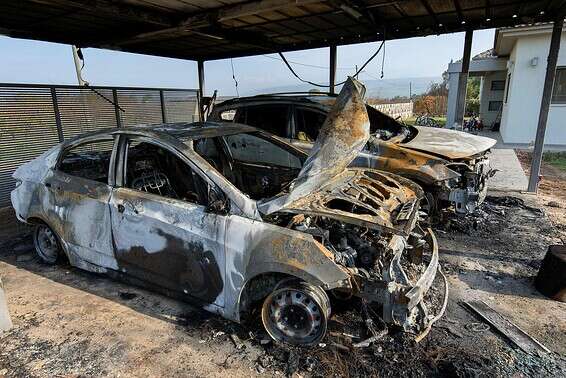 כלי רכב שהוצתו ביסוד המעלה // צילום ארכיון: אייל מרגולין/ג'יני