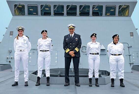 הלוחמות עם מפקד חיל הים, אלוף אלי שרביט // צילום: עדן סאדה