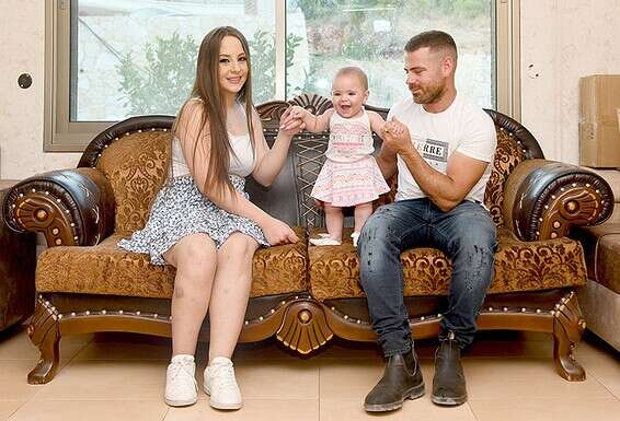 "אם אני כל הזמן אחזיק אותה ואעזור לה, איך היא תלמד ללכת לבד?". פאדי, נג'לאא ובתם אלמא // צילום: אפרת אשל