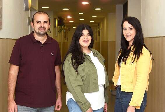 "עזרו לי לפרוח". יובל עם מדריכיה לשעבר ושותפיה היום מריאלה גיליס ודור פרימו // צילום: אפרת אשל