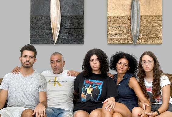 מימין: נועה, ענת, מעיין, אילן ועידו. "עד מותו של אריאל היינו משפחה מאושרת שבמאושרות, עשינו הכל תמיד יחד" // צילום: אפרת אשל