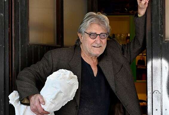 "אני חווה גילוי  מזעזע, שאפשר לחיות בלי היכל התרבות". עם הפסל בדמותו מההצגה "כתב הגנה" // צילום: אפרת אשל