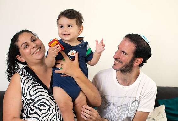 "זה שווה את הקושי". אלומה ומיכאל עם בנם איתן // צילום: אריק סולטן