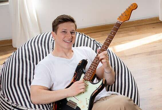 "אני מוזיקאי, שחקן ויזם". עם הגיטרה // צילום: אריק סולטן