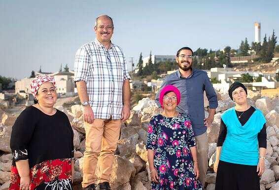 מימין: התורמים רחל אשר, רזיאל טל, שושנה טל וקובי שמול, והמושתלת לימור כהן. "זה בא מרצון בלתי מוסבר לעשות משהו משמעותי" // צילום: אריק סולטן 