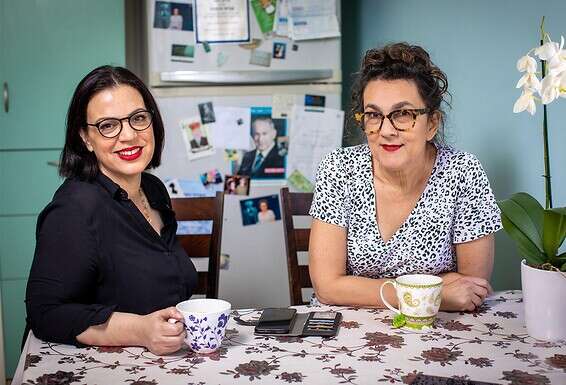 "משהו בדוגמטיות, בהיעדר הספק, בביטחון שאני נמצאת בצד של הטובים - משהו שם נסדק. וכשמשהו נסדק, האור מתחיל לחלחל". גלית דיסטל אטבריאן ועירית לינור // צילום: אריק סולטן