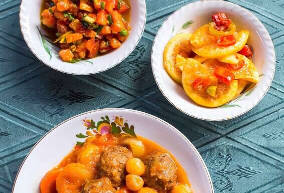 תבשילים עם היסטוריה ומלווים מציתי תיאבון. משמשיה עם בשר, סלט עגבניות ולימון כבוש