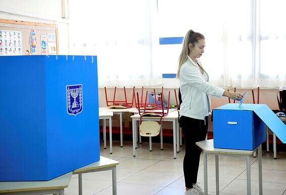 ריבוי הבחירות השפיעו. אישה מצביעה בבחירות לכנסת ה-23, במרץ // צילום: יוסי זליגר